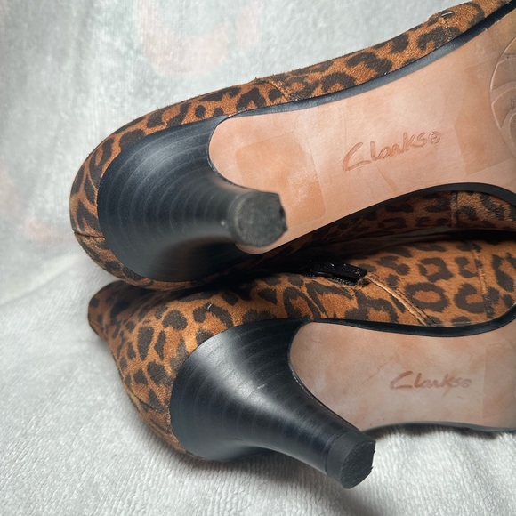 Clarks Brown Leopard Ankle Kitten Pointed Toe Heel Booties Size 7 - Picture 5 of 9